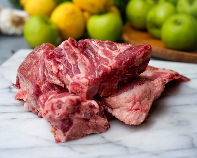 Свинина на кости охлаждённая 1 кг - купить в Пумаре